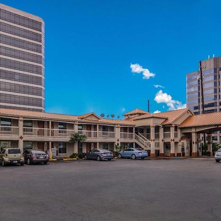 Quality Inn & Suites Dallas-Cityplace Buitenkant foto