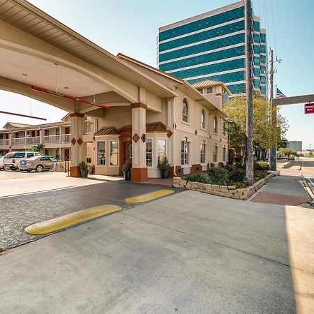 Quality Inn & Suites Dallas-Cityplace Buitenkant foto