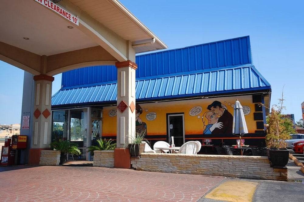 Quality Inn & Suites Dallas-Cityplace Buitenkant foto