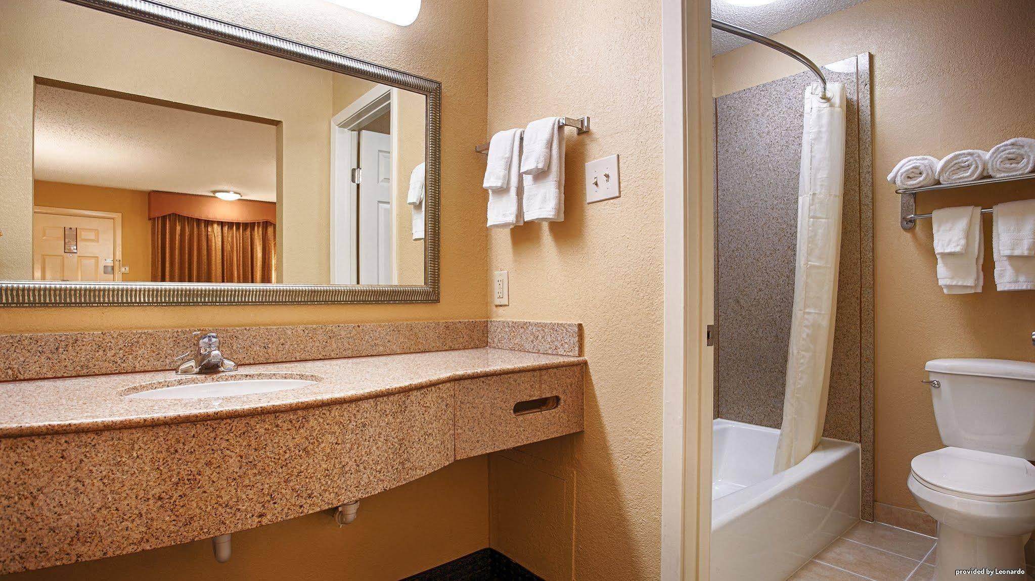 Quality Inn & Suites Dallas-Cityplace Buitenkant foto