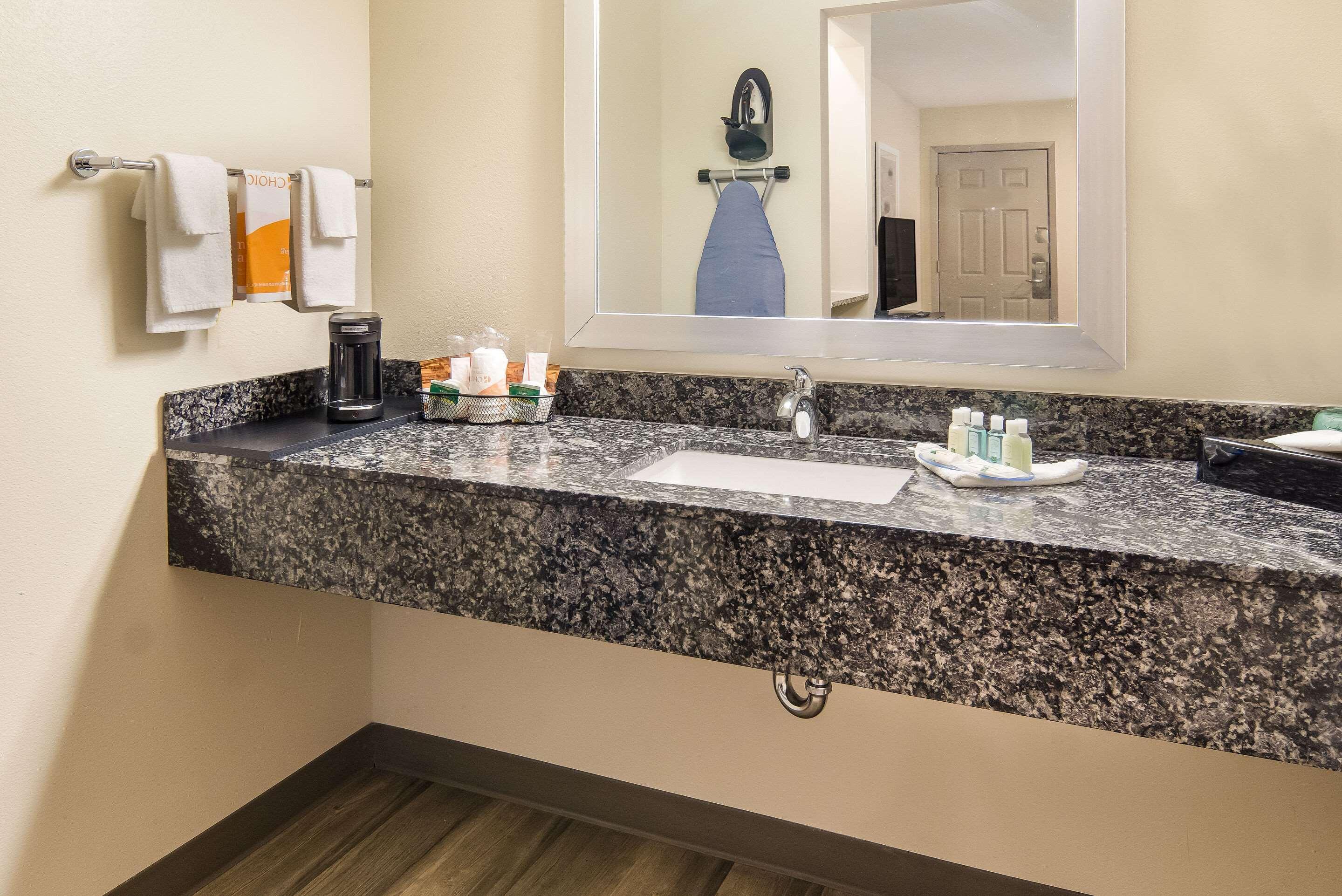 Quality Inn & Suites Dallas-Cityplace Buitenkant foto
