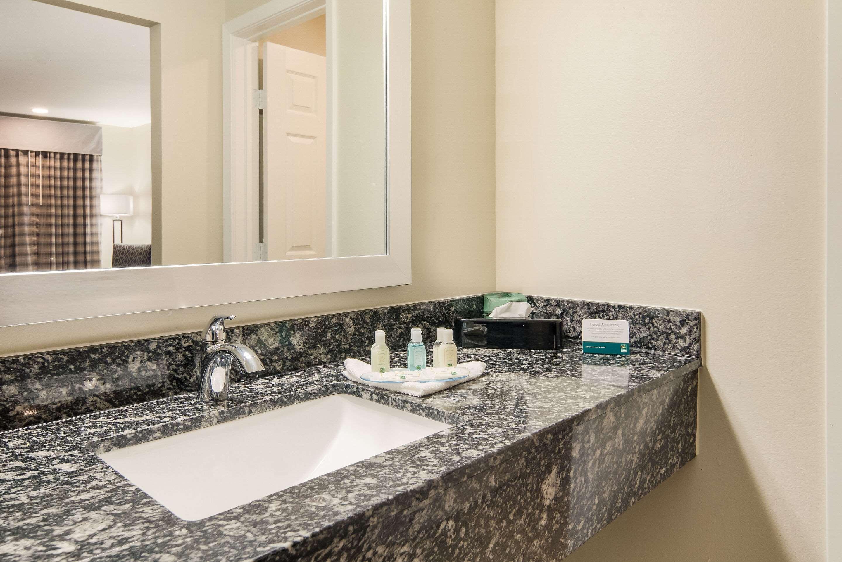 Quality Inn & Suites Dallas-Cityplace Buitenkant foto