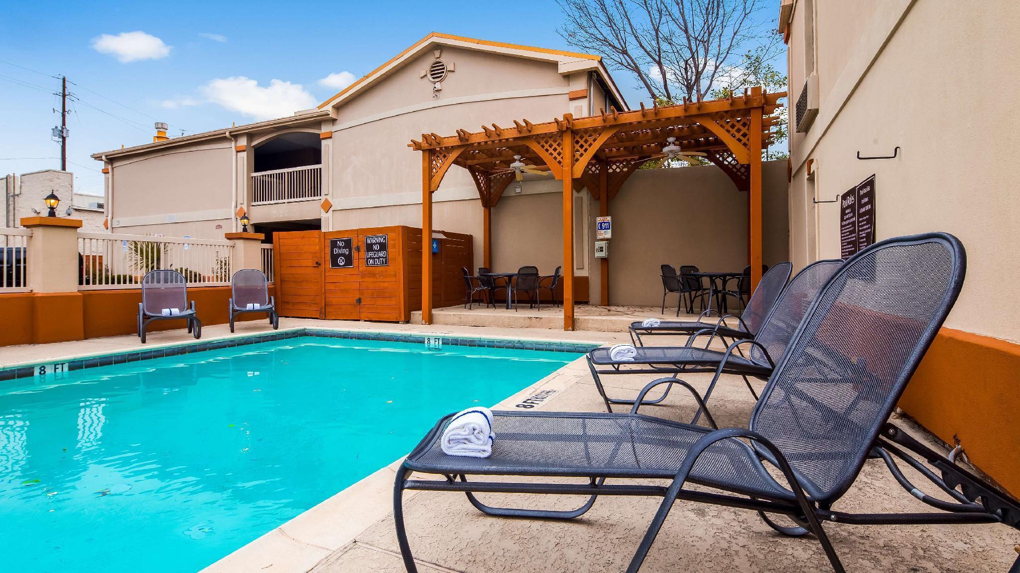 Quality Inn & Suites Dallas-Cityplace Buitenkant foto