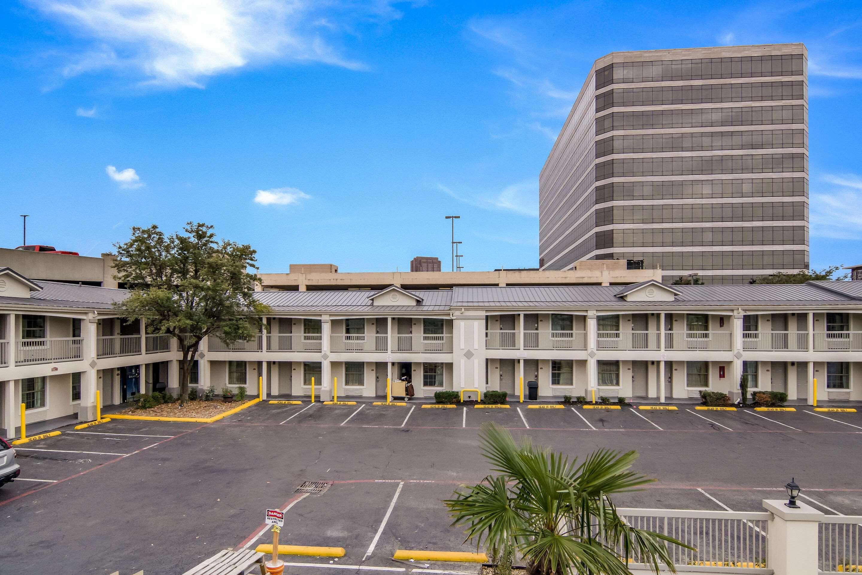 Quality Inn & Suites Dallas-Cityplace Buitenkant foto