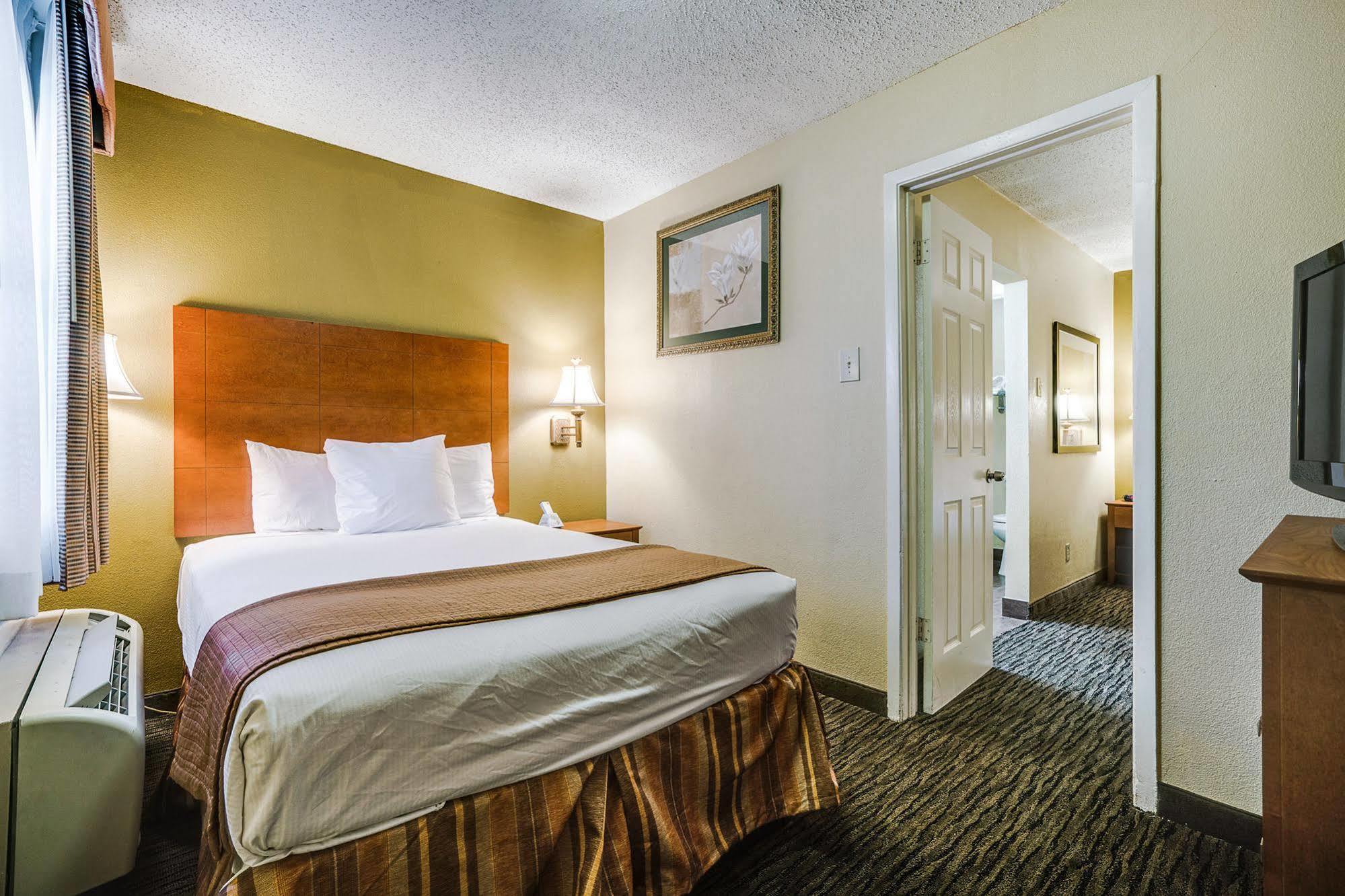 Quality Inn & Suites Dallas-Cityplace Buitenkant foto