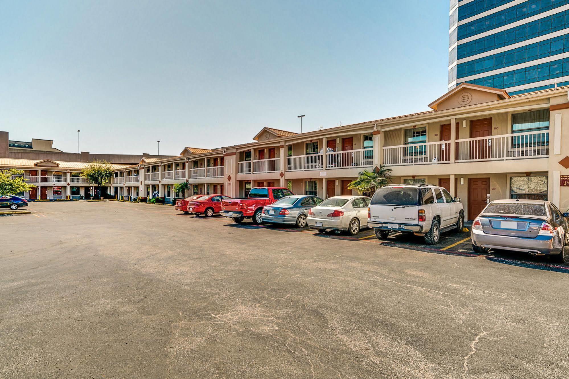Quality Inn & Suites Dallas-Cityplace Buitenkant foto